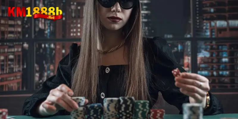 Các thuật ngữ trong poker quan trọng nhất bạn cần biết 3 Những lá bài cùng con chip trên bàn poker